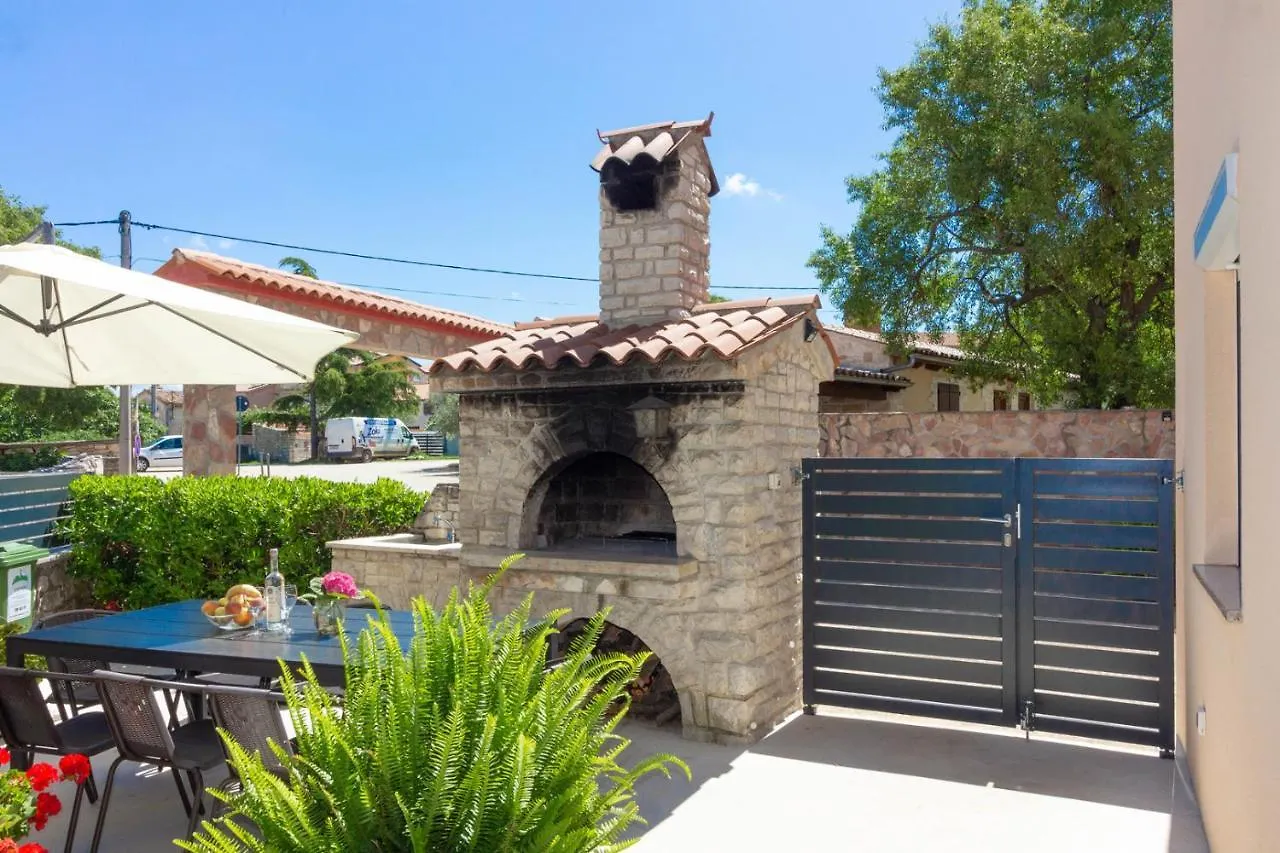Charming Villa Petroro With Pool, 900M From The Beach Peroj