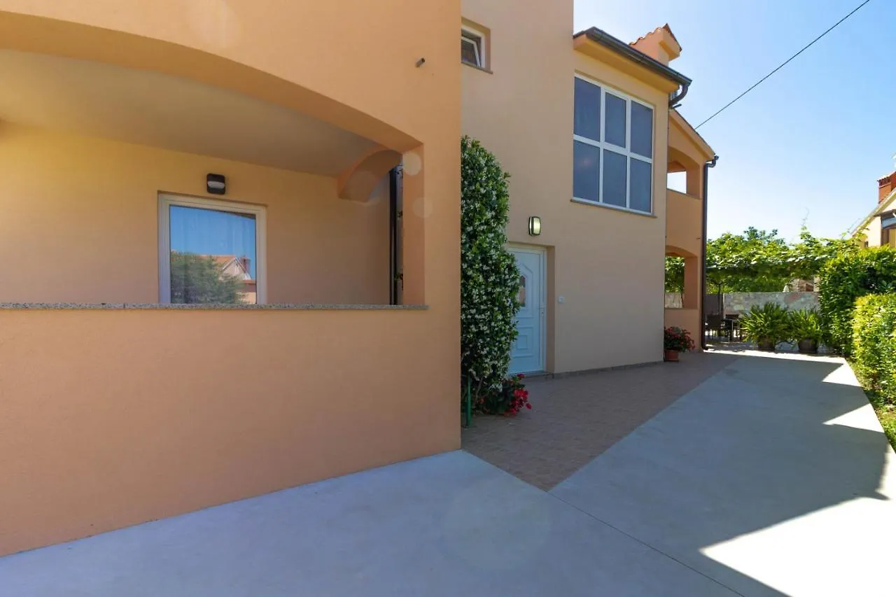 Charming Villa Petroro With Pool, 900M From The Beach Peroj 0*,  Croácia