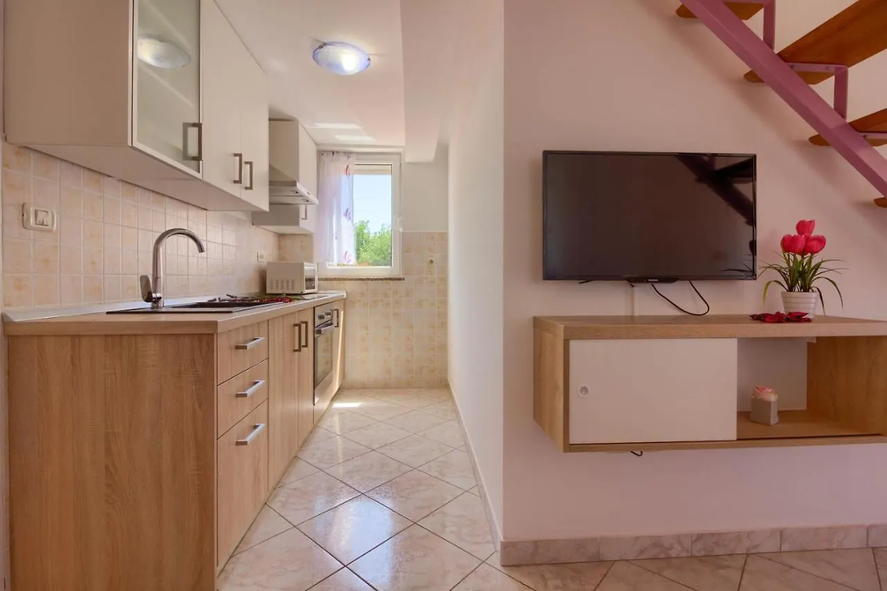 Charming Villa Petroro With Pool, 900M From The Beach Peroj