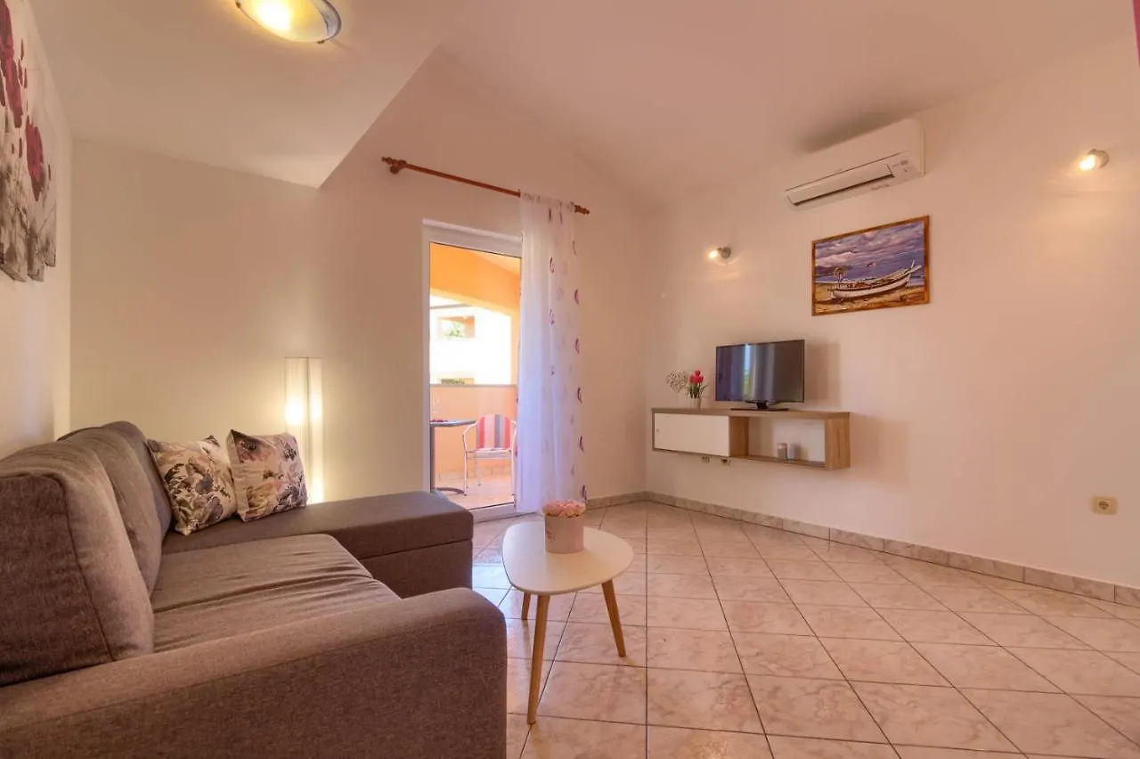 Charming Villa Petroro With Pool, 900M From The Beach Peroj