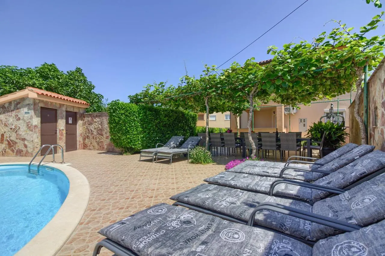 Charming Villa Petroro With Pool, 900M From The Beach Peroj