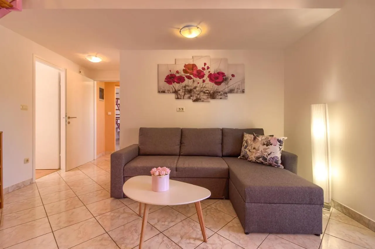 Charming Villa Petroro With Pool, 900M From The Beach Peroj 0*,  Croácia