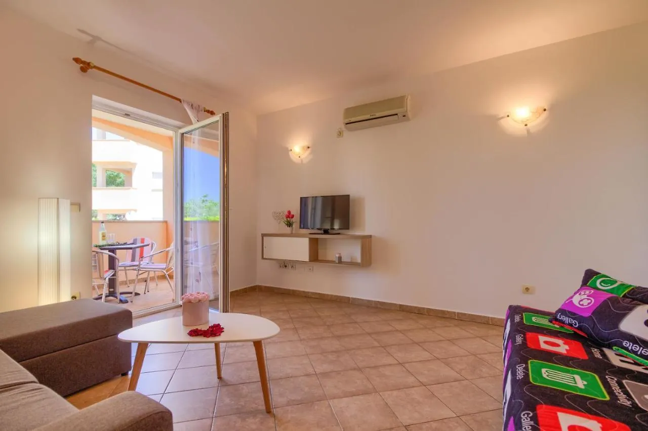 Charming Villa Petroro With Pool, 900M From The Beach Peroj