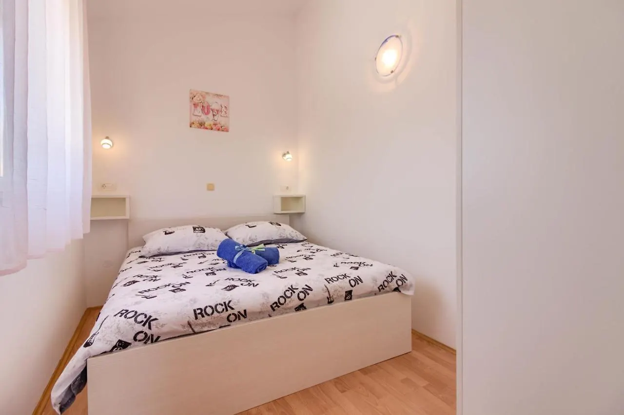 Charming Villa Petroro With Pool, 900M From The Beach Peroj 0*,  Croácia