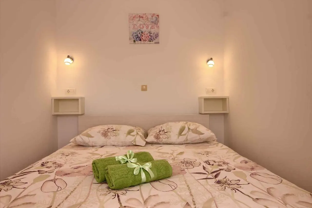 Charming Villa Petroro With Pool, 900M From The Beach Peroj