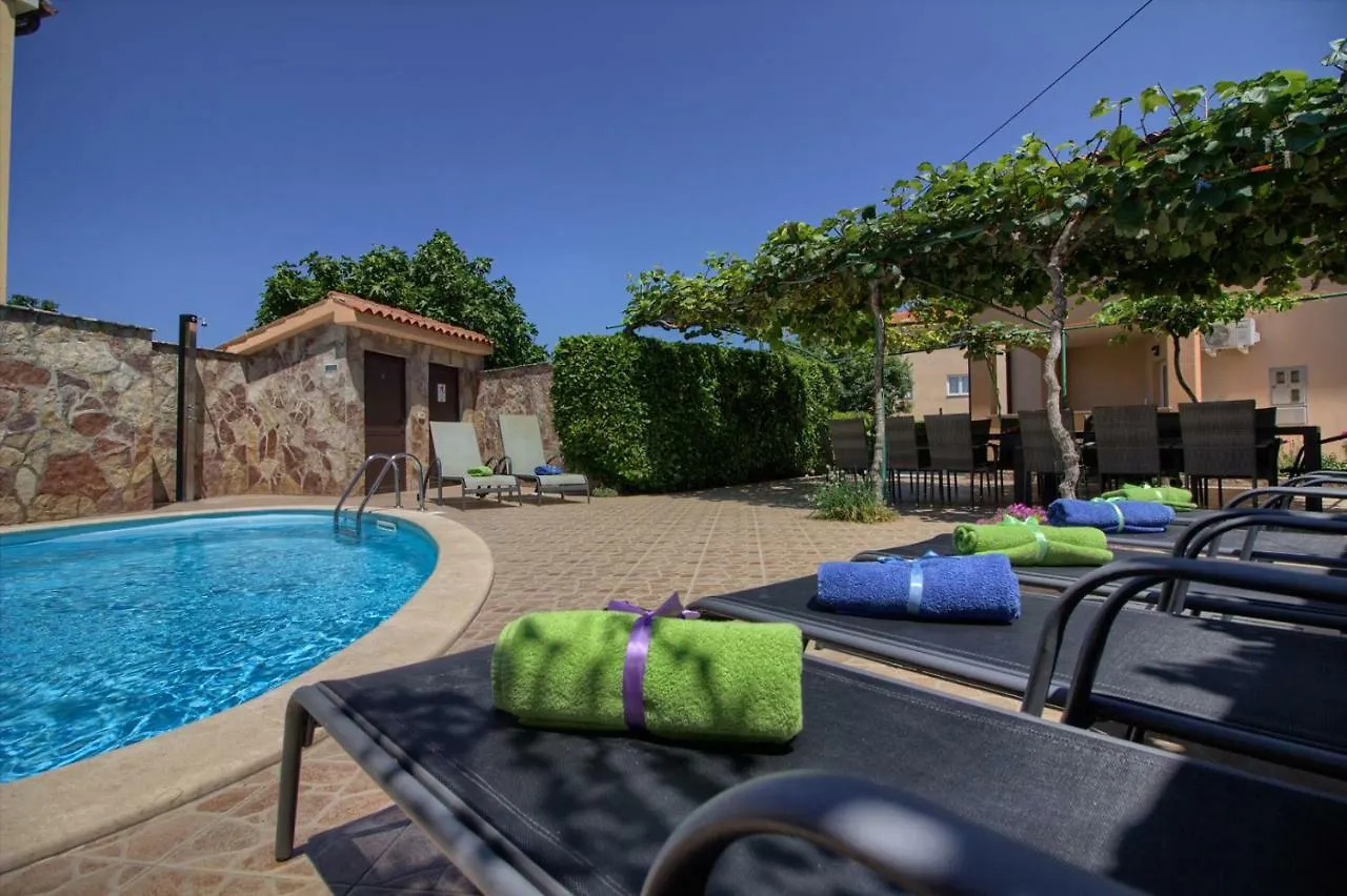 Charming Villa Petroro With Pool, 900M From The Beach Peroj