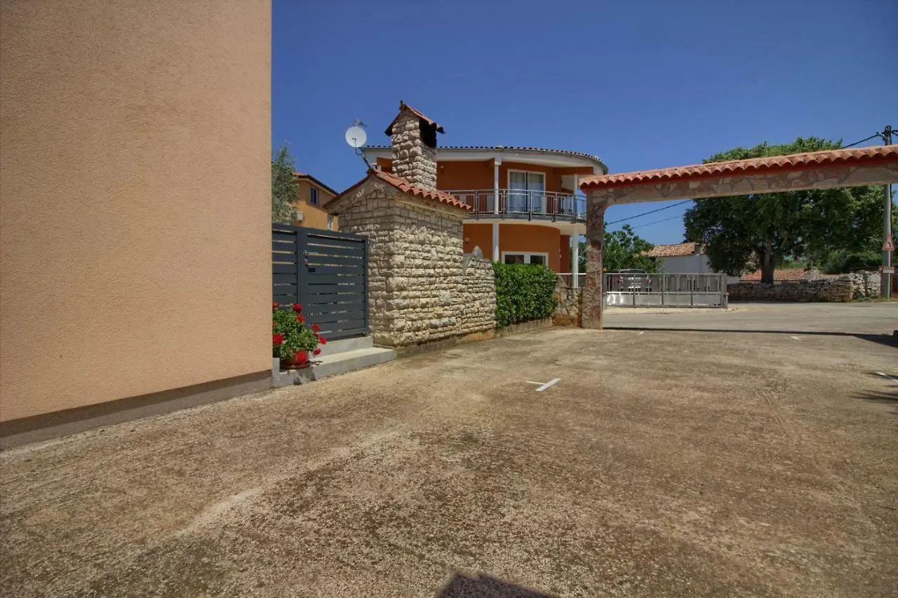 Charming Villa Petroro With Pool, 900M From The Beach Peroj