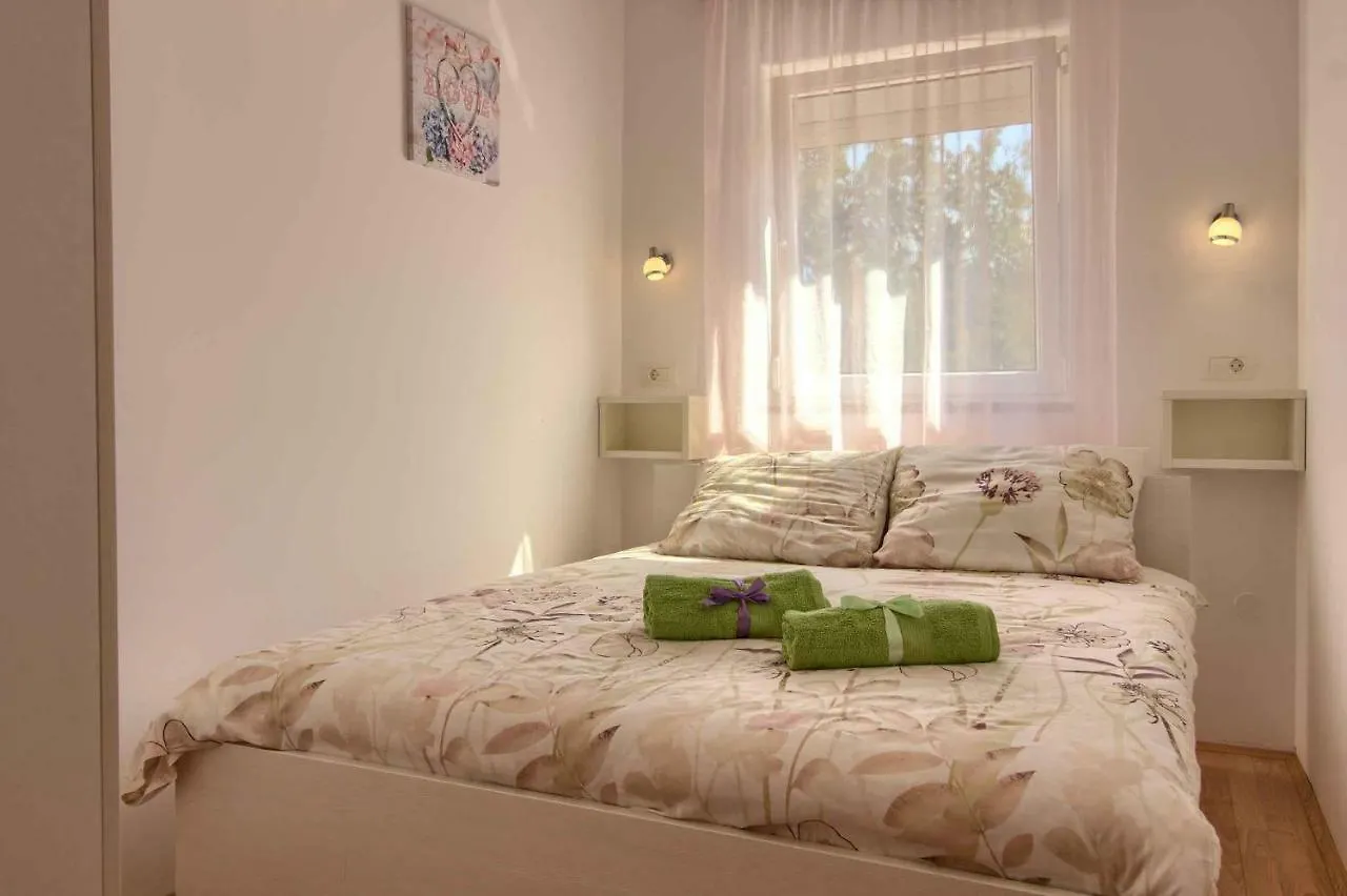 Charming Villa Petroro With Pool, 900M From The Beach Peroj