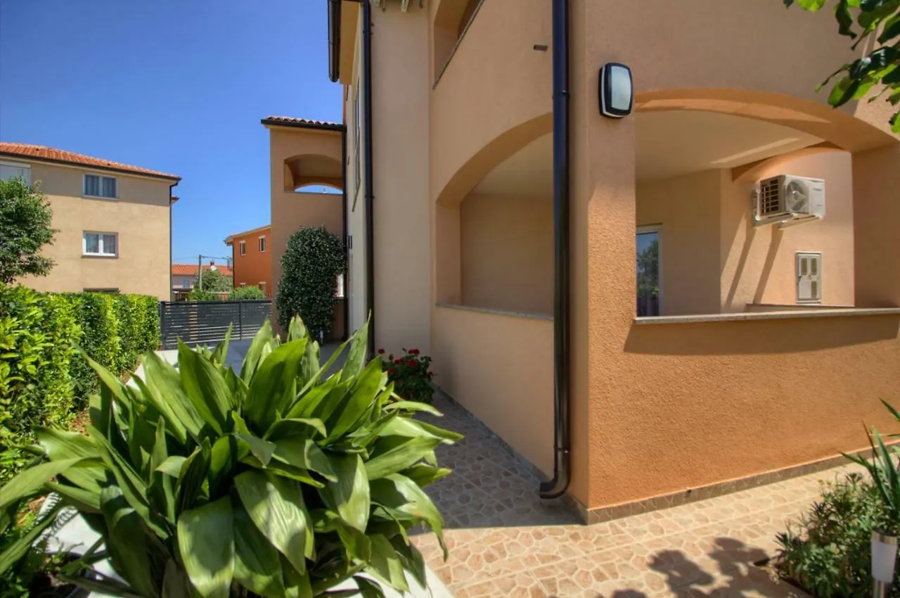 Charming Villa Petroro With Pool, 900M From The Beach Peroj