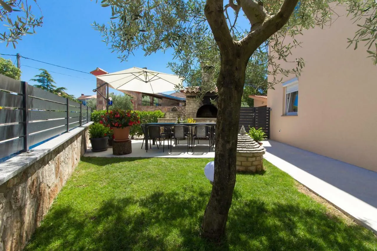 Charming Villa Petroro With Pool, 900M From The Beach Peroj