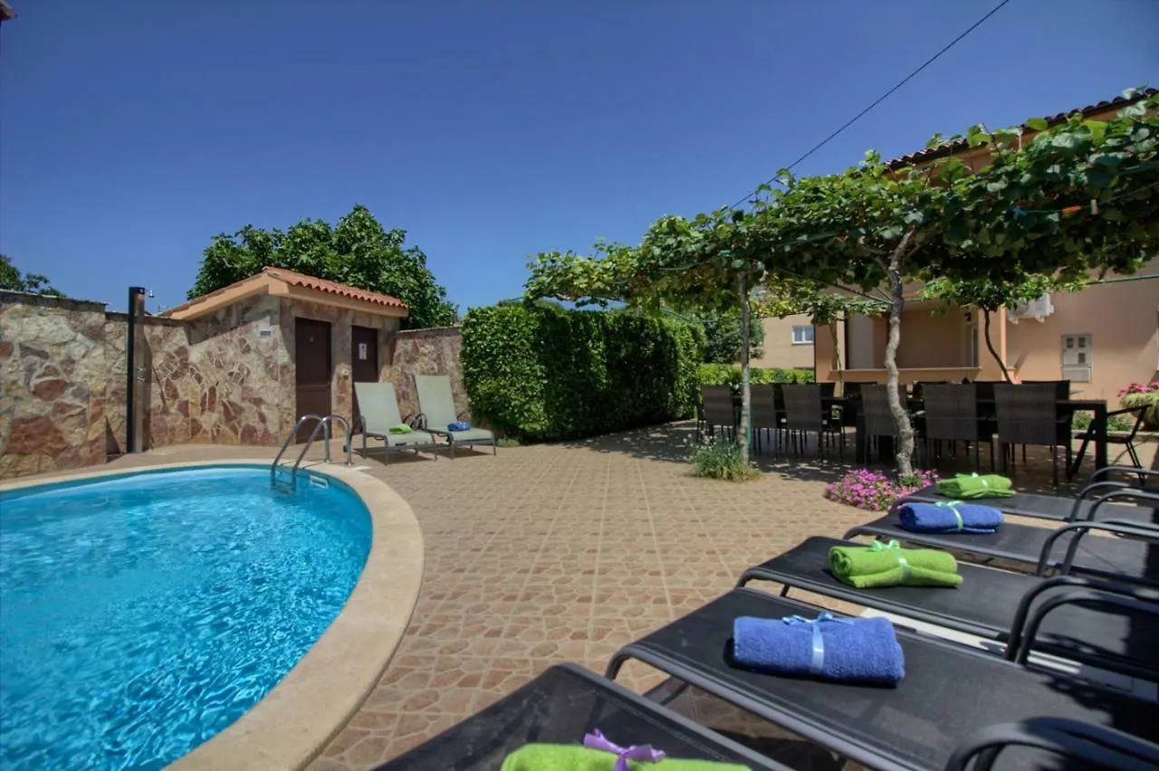 Charming Villa Petroro With Pool, 900M From The Beach Peroj