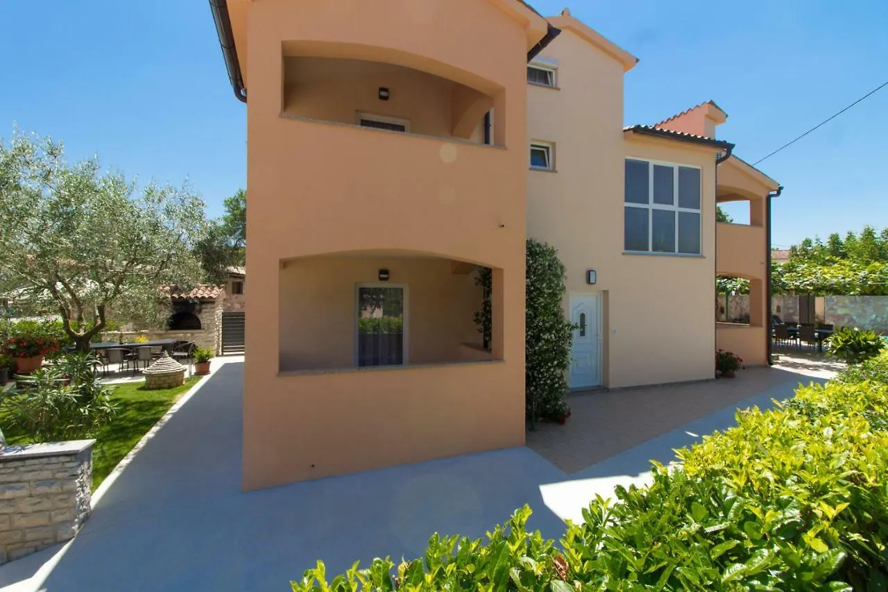 Charming Villa Petroro With Pool, 900M From The Beach Peroj Croácia