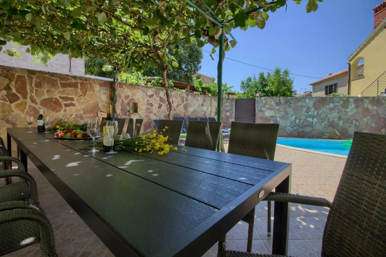 Charming Villa Petroro With Pool, 900M From The Beach Peroj