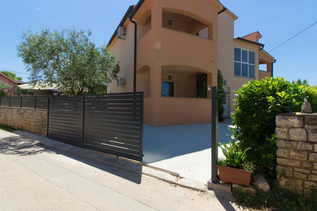 Charming Villa Petroro With Pool, 900M From The Beach Peroj 0*,  Croácia