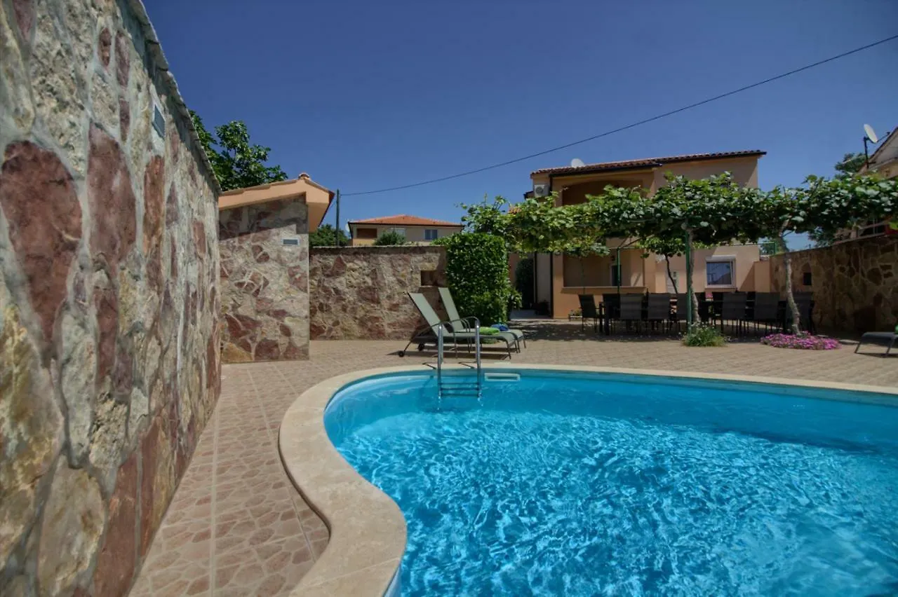 Charming Villa Petroro With Pool, 900M From The Beach Peroj Croatie